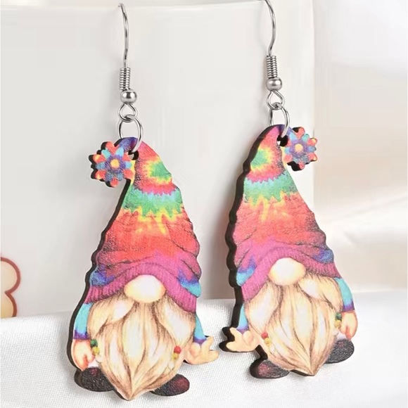 Gnome earrings crisp design, same front & back. 1.75” long. Light wt wood. NIP - Picture 3 of 4
